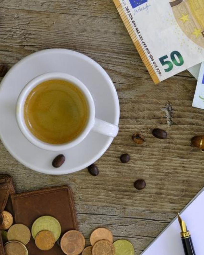 Kaffe und Geld auf Tisch
