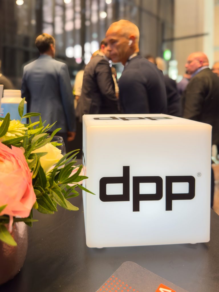 Detailaufnahme eines Logo-Würfels der dpp auf dem European Broadcast Summit 2026