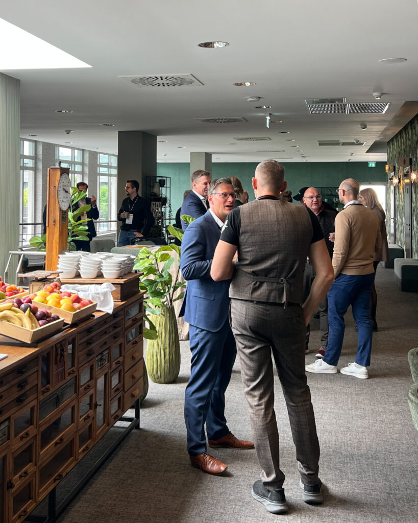 Blick auf Personen im Gespräch auf der de:hub Journey 2026.