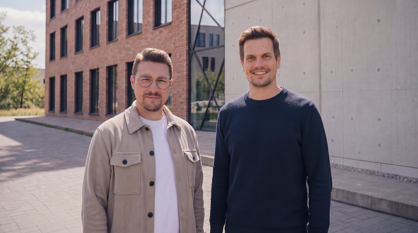 Gründer von Startup vor Gebäude