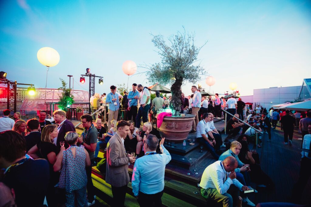 Menschen auf Party in Paris
